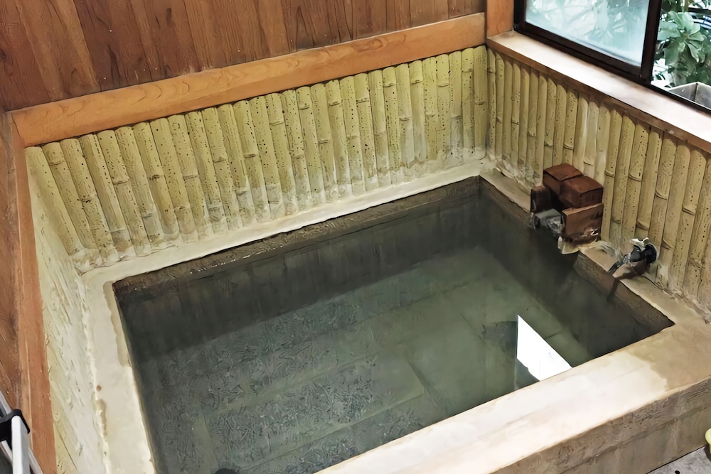 7.5畳和室（バス・トイレ共用） 共用バスルーム0 | ジェイホッパーズ熊野湯峰ゲストハウス