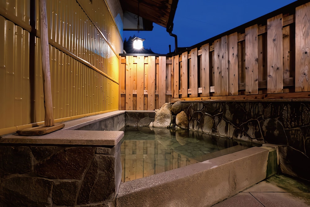 7.5畳和室（バス・トイレ共用） 共用バスルーム3 | ジェイホッパーズ熊野湯峰ゲストハウス