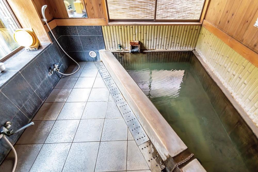 7.5畳和室（バス・トイレ共用） 共用バスルーム1 | ジェイホッパーズ熊野湯峰ゲストハウス