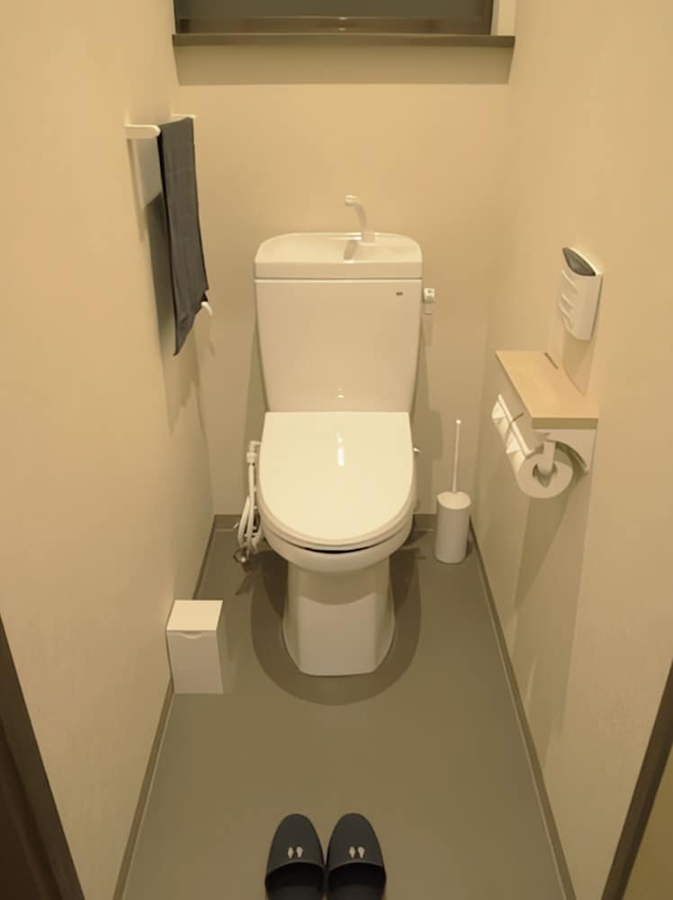 7.5畳和室（バス・トイレ共用） 共用バスルーム4 | ジェイホッパーズ熊野湯峰ゲストハウス