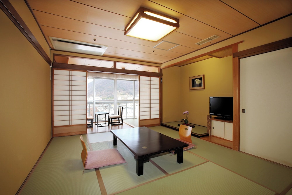 (訳ありのお部屋) 和室10畳 眺望なし | 華やぎの章 慶山