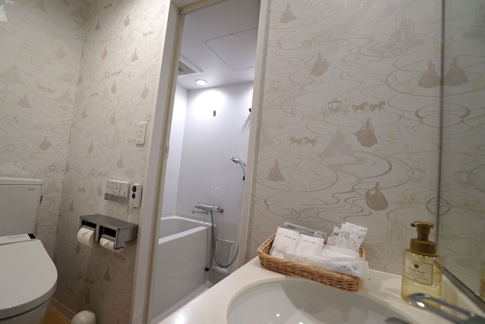 ファミリールーム 禁煙 (2ベット&二段ベッド) バスルーム0 | CVS BAY HOTEL 新館