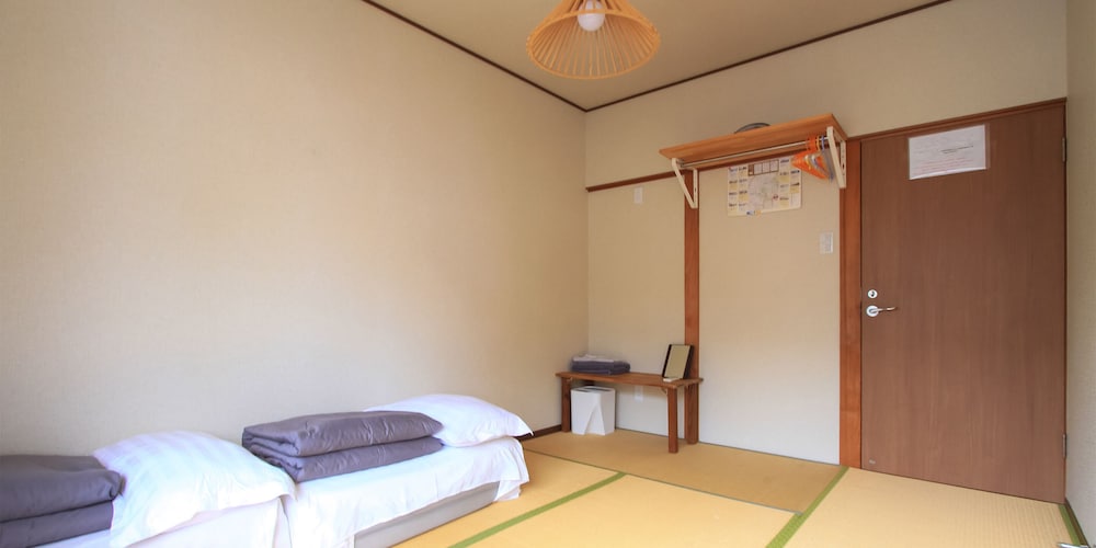 金沢城 3名利用 (共用バスルーム) 客室2 | ゲストハウス ハクカ