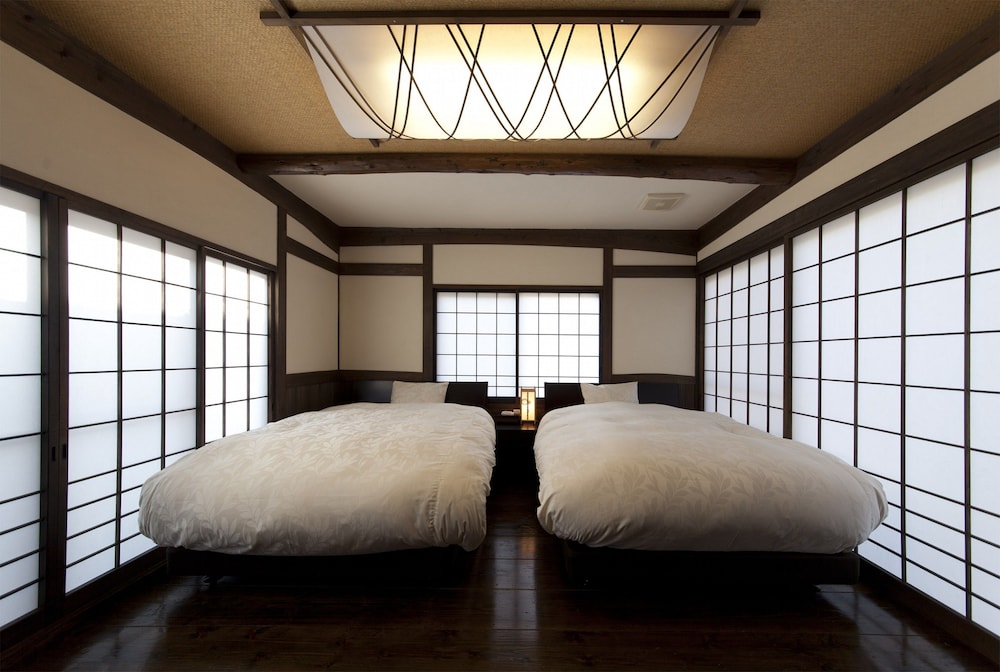 スイートルームやよい 禁煙 (0-11歳のお子様はディナー別料金 アラカルトからご注文可) 客室1 | 極楽温泉 匠の宿