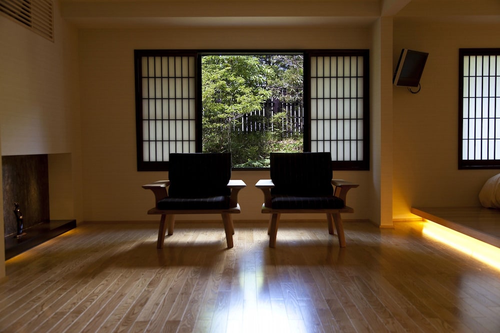 和洋室24畳 禁煙 (0-11歳のお子様はディナー別料金 アラカルトからご注文可) 客室1 | 極楽温泉 匠の宿