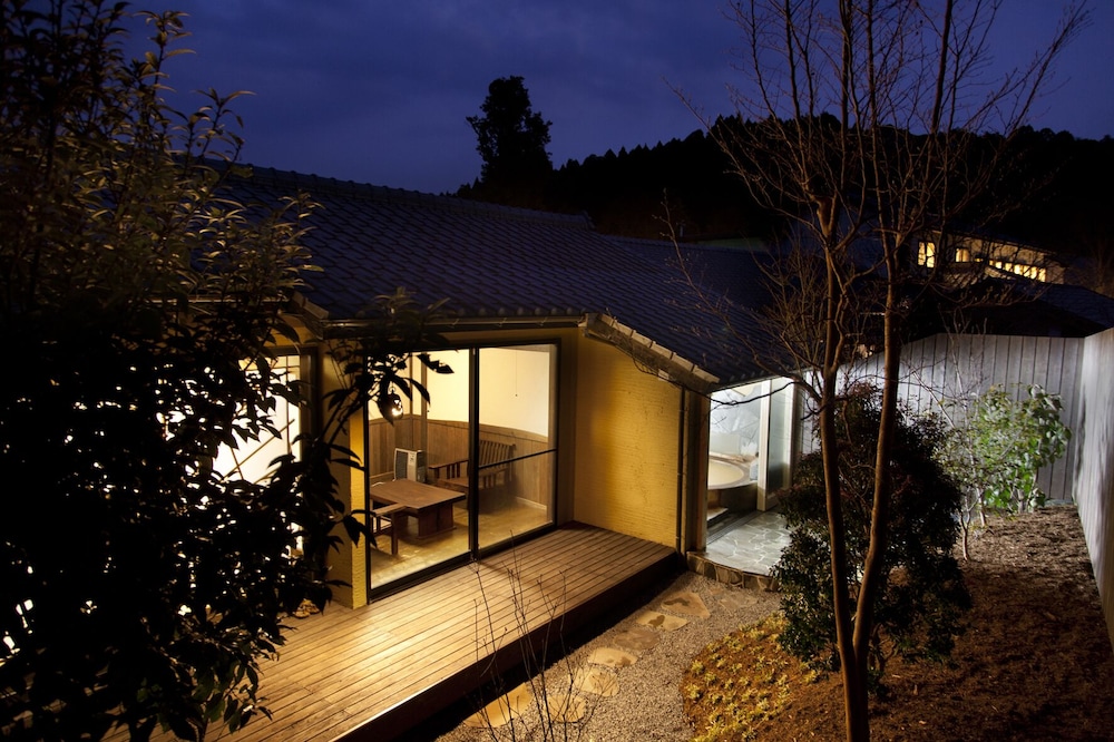 スイートルームやよい 禁煙 (0-11歳のお子様はディナー別料金 アラカルトからご注文可) 客室2 | 極楽温泉 匠の宿