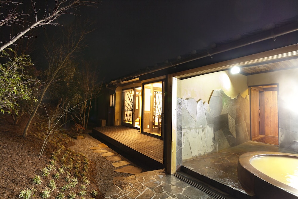 スイートルームやよい 禁煙 (0-11歳のお子様はディナー別料金 アラカルトからご注文可) 客室3 | 極楽温泉 匠の宿