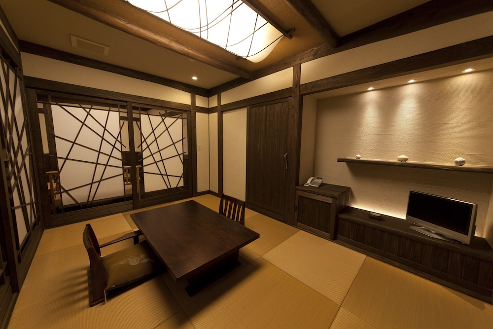 スイートルームふみ 禁煙 (0-11歳のお子様はディナー別料金 アラカルトからご注文可) 客室1 | 極楽温泉 匠の宿