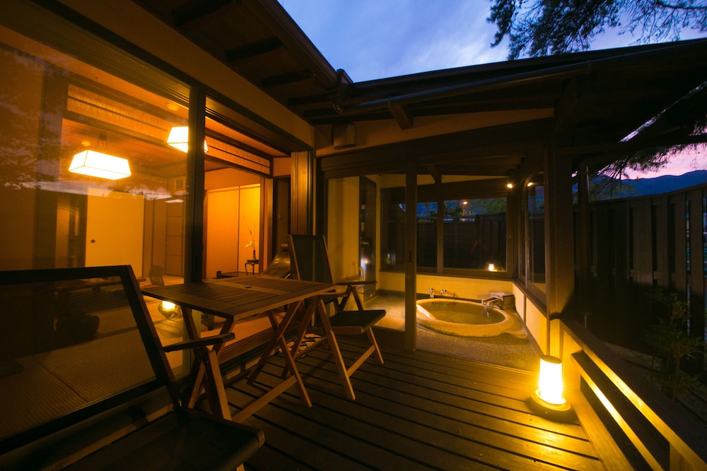 半露天風呂付客室 8畳ウッドデッキ付き 禁煙 | SEKIYA RESORT 別邸はる樹