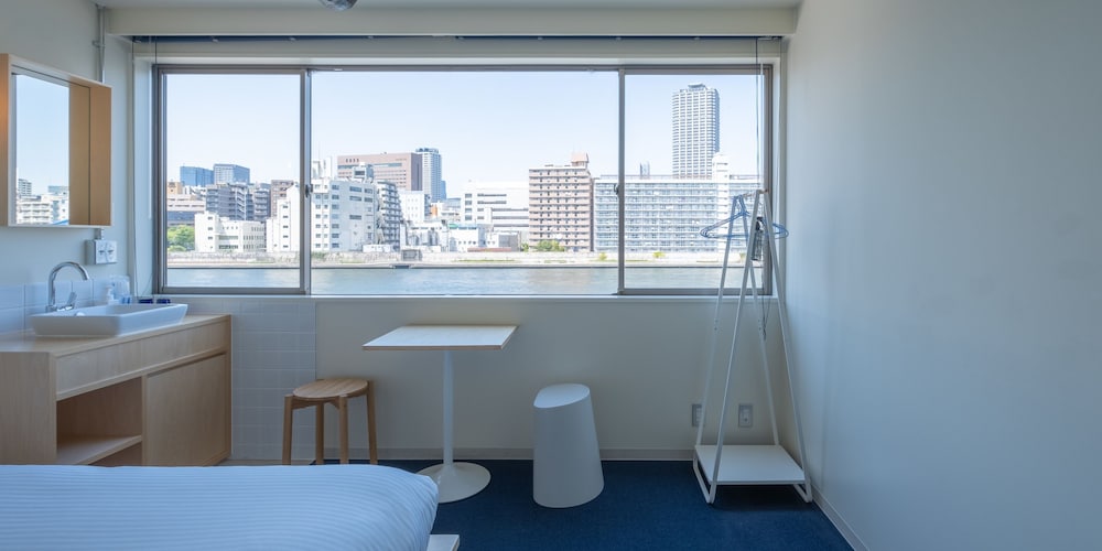 Queen with River View and Shared Bathroom 客室6 | LYURO 東京清澄 by THE SHARE HOTELS