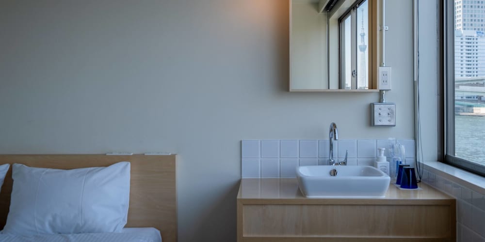 Queen with River View and Shared Bathroom 客室4 | LYURO 東京清澄 by THE SHARE HOTELS