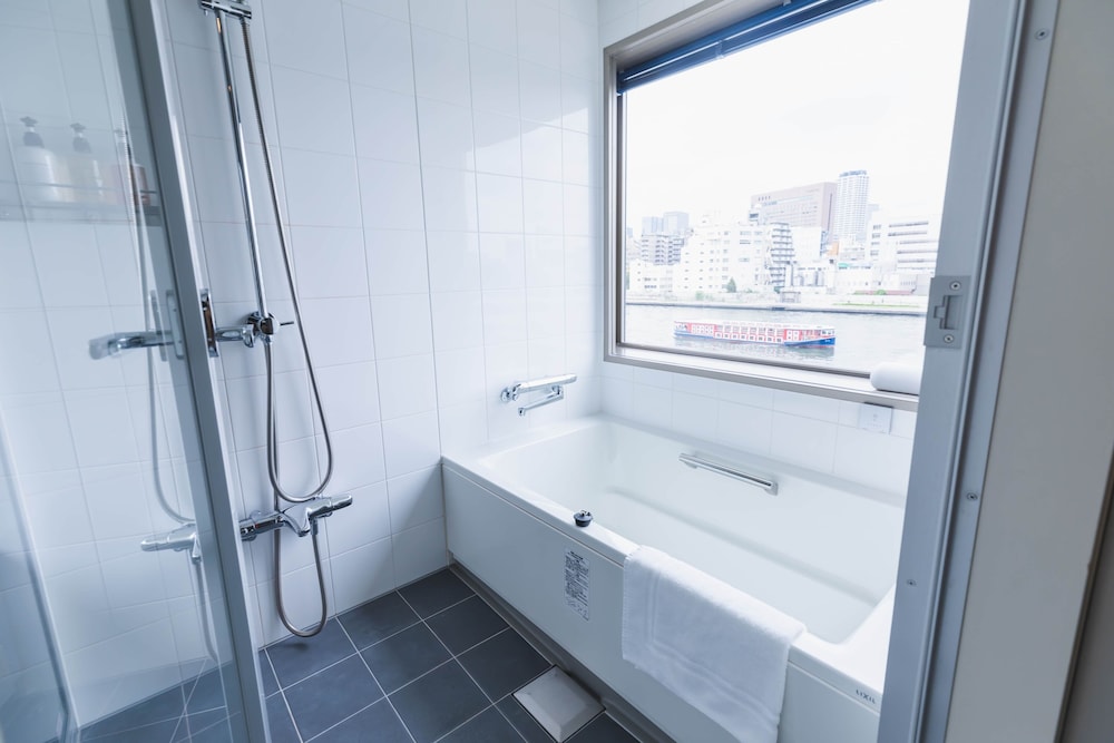 Standard Queen with River View バスルーム1 | LYURO 東京清澄 by THE SHARE HOTELS