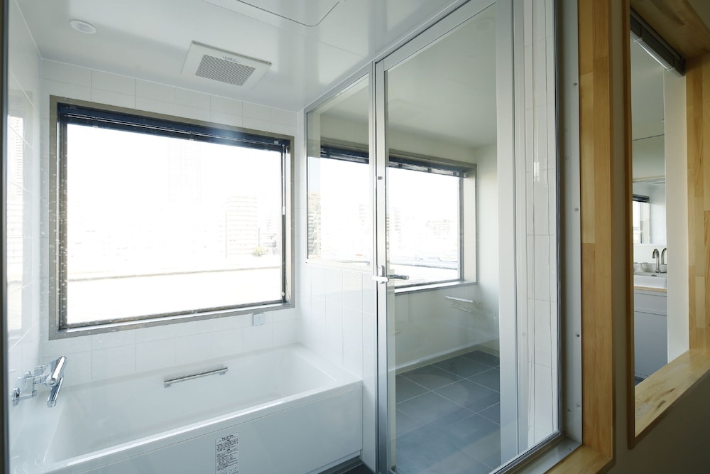 Moderate with River View バスルーム1 | LYURO 東京清澄 by THE SHARE HOTELS