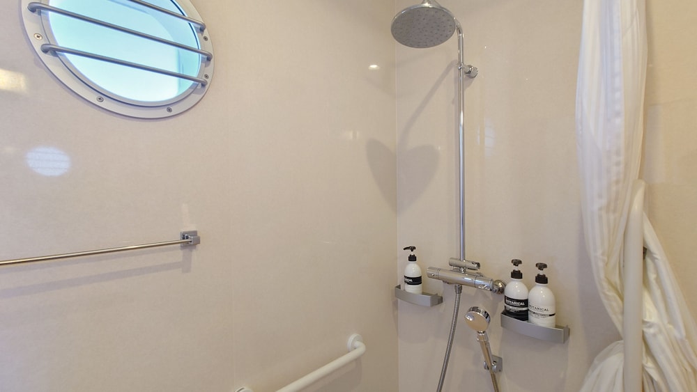 ツインルーム バリアフリー バスルーム2 | ゼログラヴィティ清水ヴィラ