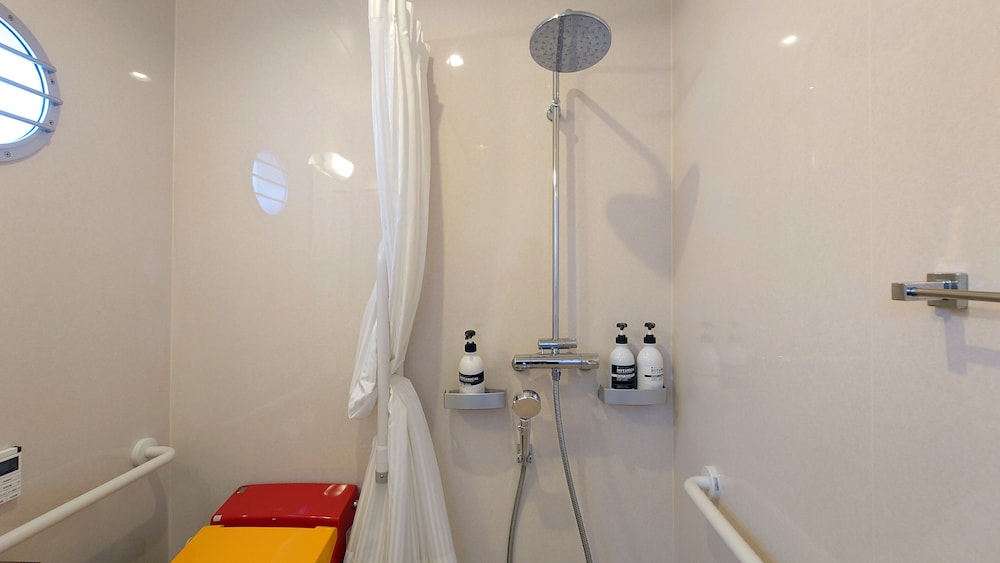 ツインルーム バリアフリー バスルーム0 | ゼログラヴィティ清水ヴィラ