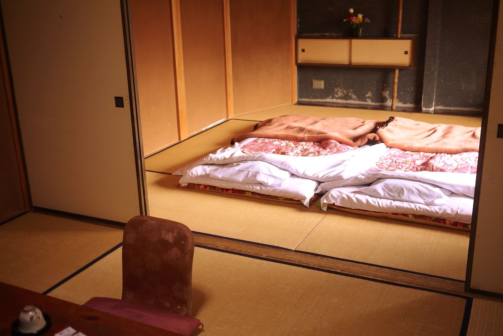 和室6畳 バストイレ共有 | 旅館かみなか