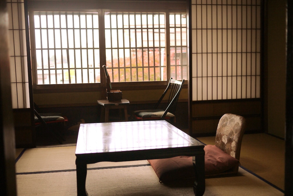 和室6畳 バストイレ共有 客室1 | 旅館かみなか