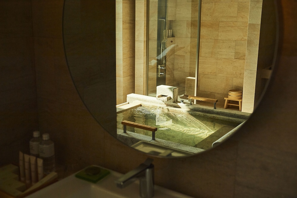 別棟ダブル (禁煙・フランス料理の夕食と朝食付) バスルーム1 | ザ・ひらまつ ホテルズ & リゾーツ 賢島