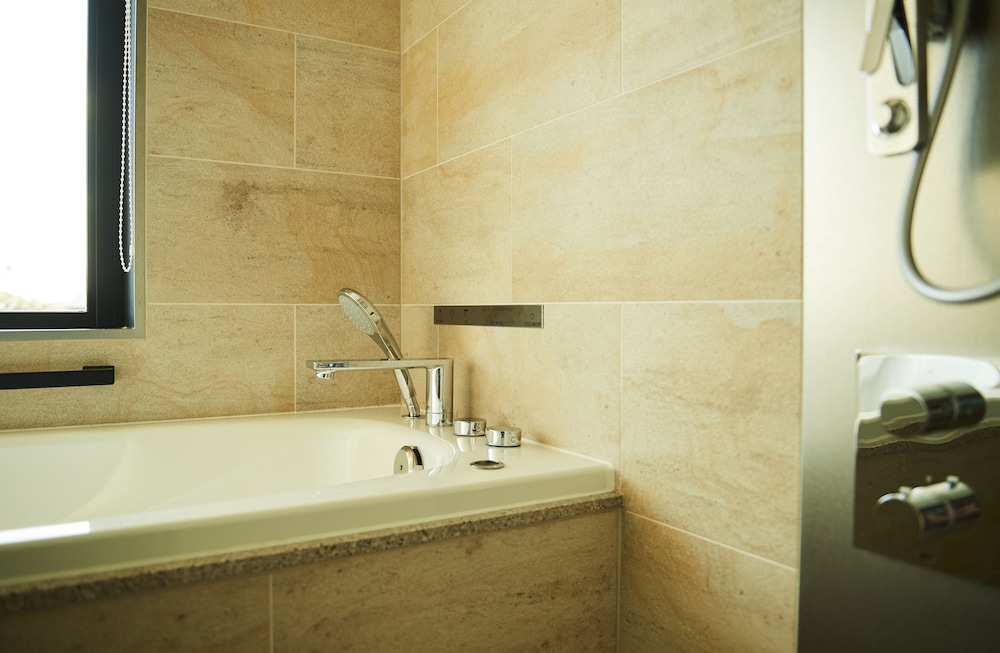 本棟ツイン (禁煙・フランス料理の夕食と朝食付) バスルーム1 | ザ・ひらまつ ホテルズ & リゾーツ 賢島