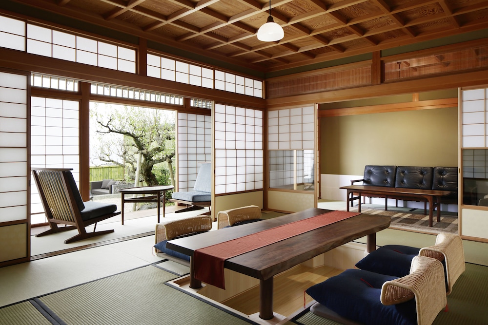 梅の間 (フランス料理の夕食と朝食付) 禁煙 リビング エリア1 | ザ・ひらまつ ホテルズ＆リゾーツ 熱海