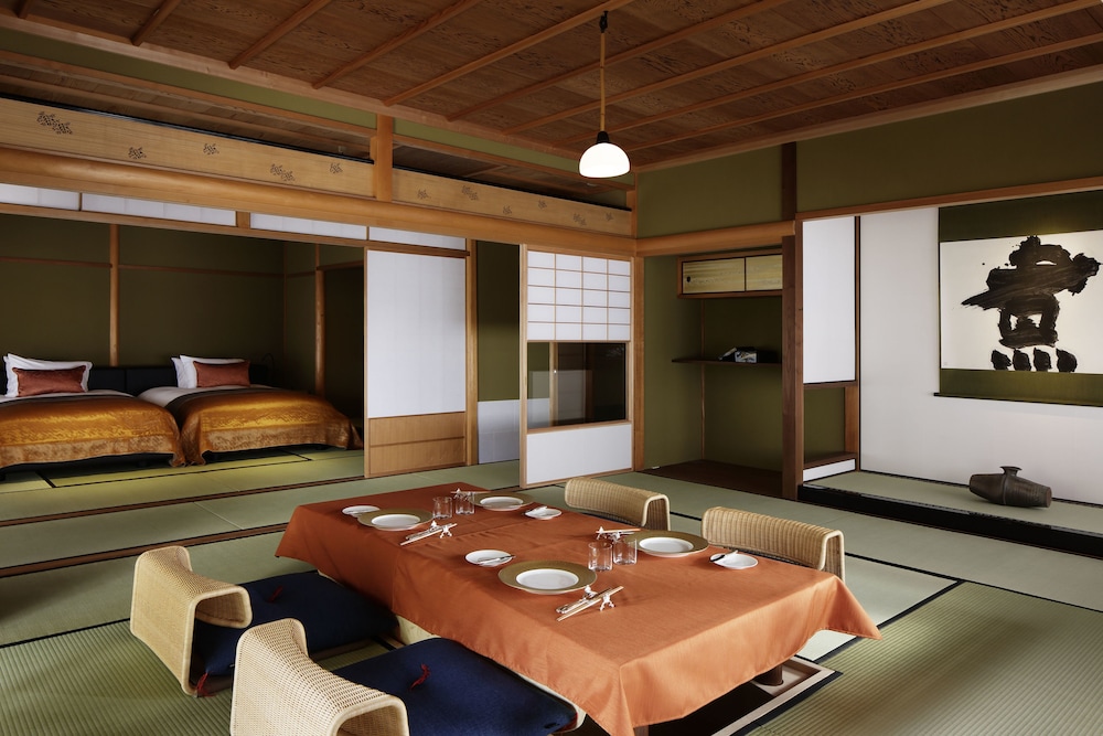 松の間 (フランス料理の夕食と朝食付) 禁煙 客室内のダイニングエリア0 | ザ・ひらまつ ホテルズ&リゾーツ 熱海