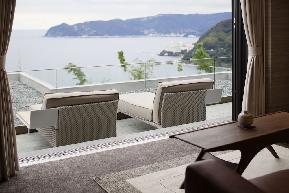 2F コーナースイート (フランス料理の夕食と朝食付) 禁煙 客室3 | ザ・ひらまつ ホテルズ&リゾーツ 熱海