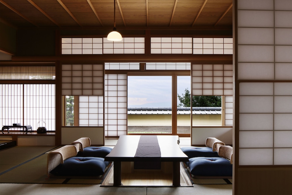 松の間 (フランス料理の夕食と朝食付) 禁煙 客室2 | ザ・ひらまつ ホテルズ&リゾーツ 熱海