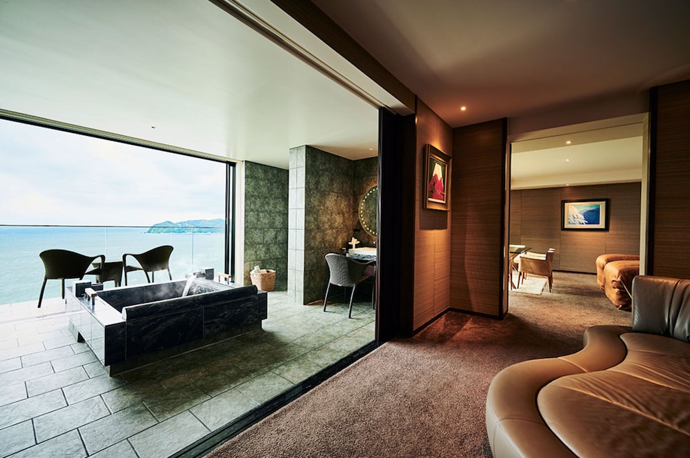 1F コーナースイート (フランス料理の夕食と朝食付) 禁煙 客室1 | ザ・ひらまつ ホテルズ＆リゾーツ 熱海