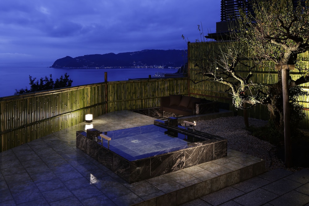 梅の間 (フランス料理の夕食と朝食付) 禁煙 客室3 | ザ・ひらまつ ホテルズ＆リゾーツ 熱海