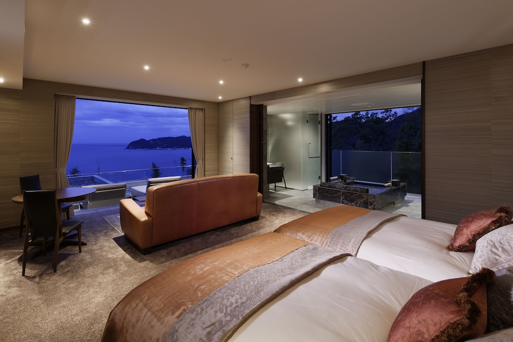 2F コーナースイート (フランス料理の夕食と朝食付) 禁煙 客室1 | ザ・ひらまつ ホテルズ&リゾーツ 熱海