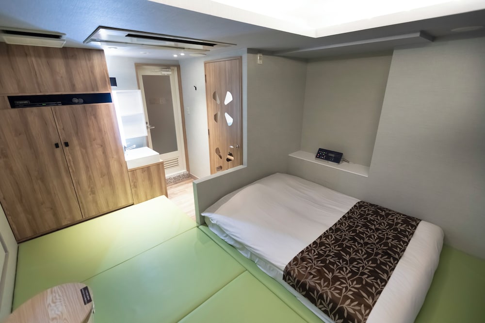 お部屋お任せ ショートステイ チェックイン時間 夜9時、チェックアウト時間 朝11時 客室6 | ホテルアトラス新宿歌舞伎町 - 大人限定