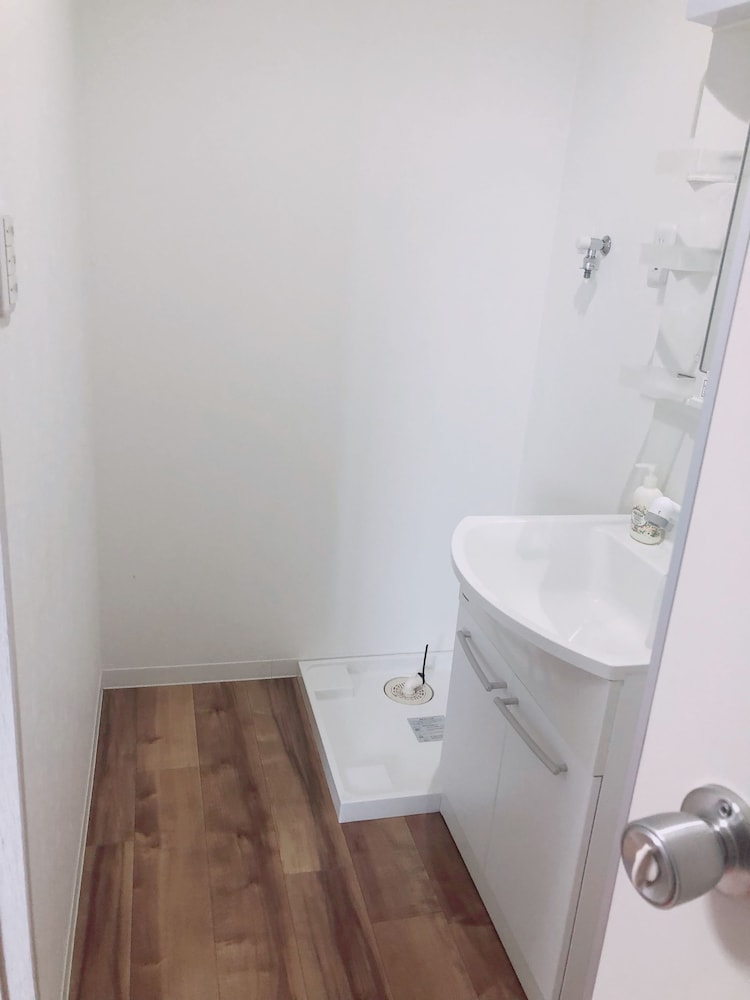 ベーシック 4 人部屋 バスルームのシンク0 | 大阪鶴橋亭ホテル Asahi group