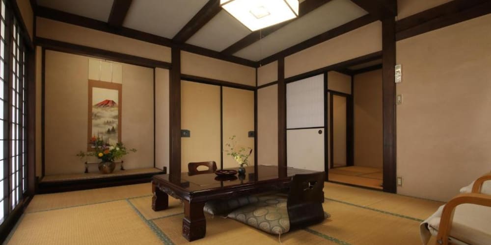 和室 1~3名 (禁煙) トイレ付&共用バスルーム 客室5 | 百年古民家 いろり宿 飛騨屋