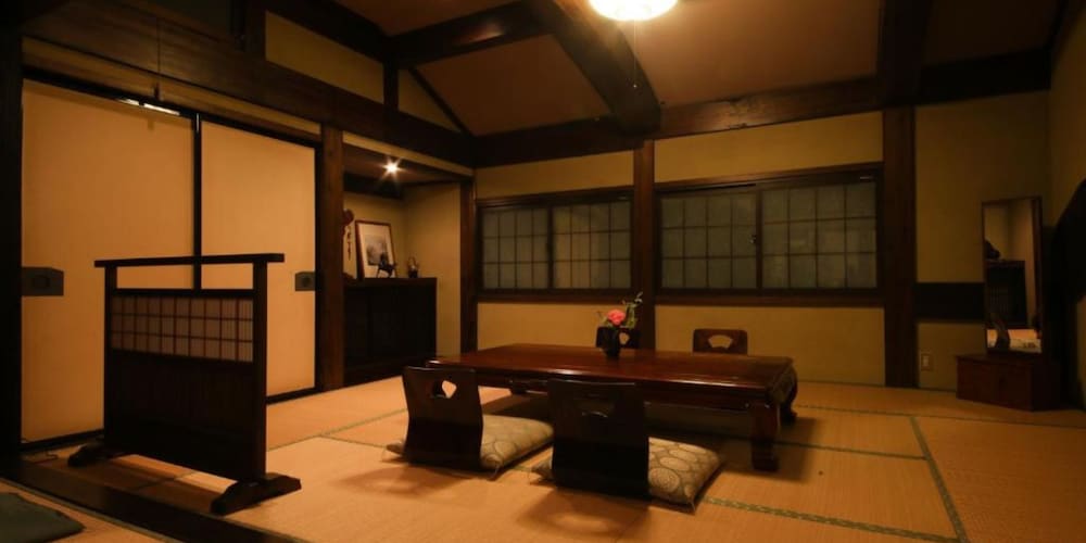 デラックス和室 2~6名 (禁煙) 客室5 | 百年古民家 いろり宿 飛騨屋