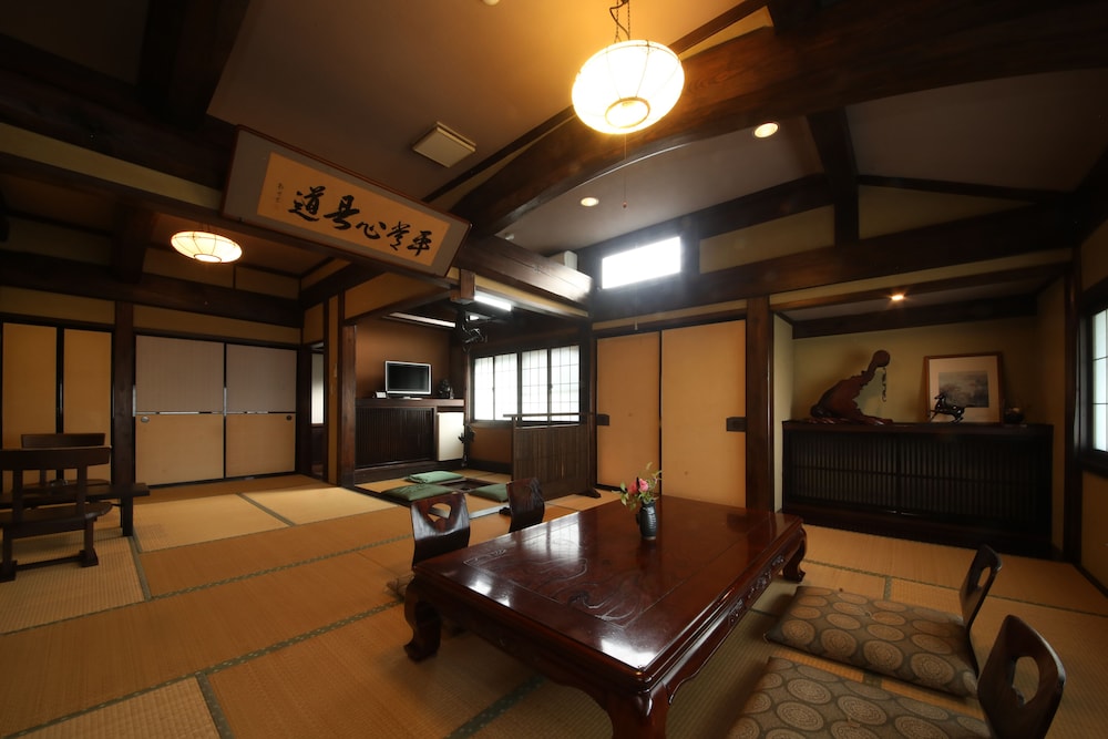 デラックス和室 客室1 | 百年古民家 いろり宿 飛騨屋