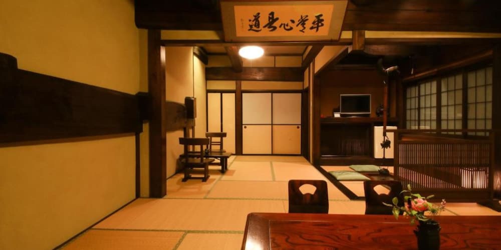 デラックス和室 2~6名 (禁煙) 客室4 | 百年古民家 いろり宿 飛騨屋