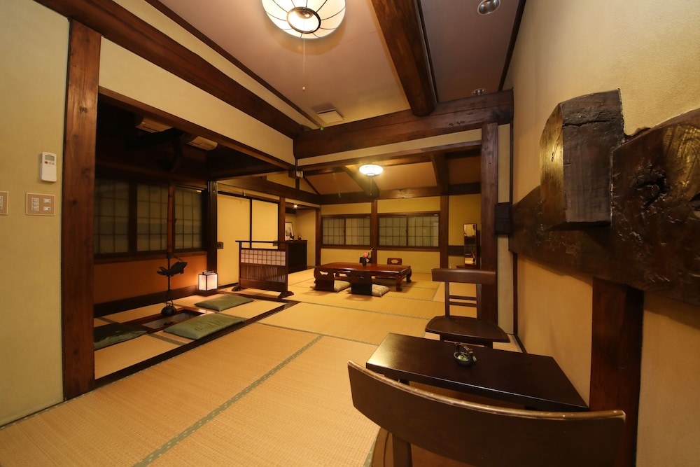 デラックス和室 客室2 | 百年古民家 いろり宿 飛騨屋