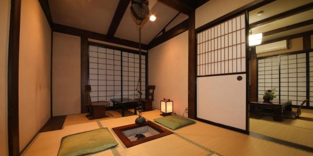 和室 1~3名 (禁煙) トイレ付&共用バスルーム 客室4 | 百年古民家 いろり宿 飛騨屋