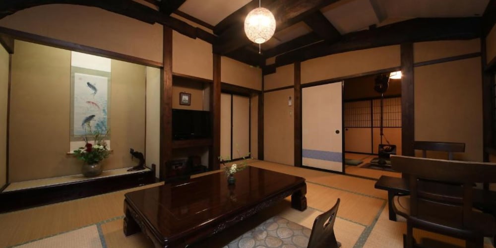 和室 1~3名 (禁煙) トイレ付&共用バスルーム 客室6 | 百年古民家 いろり宿 飛騨屋