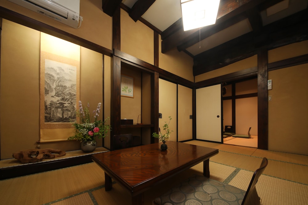 エコノミー和室 客室1 | 百年古民家 いろり宿 飛騨屋