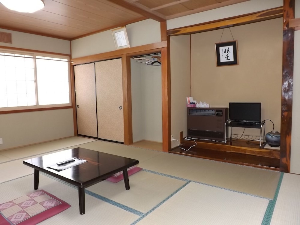 和室　スーペリアルーム　共用バスルーム | 民宿りんどう