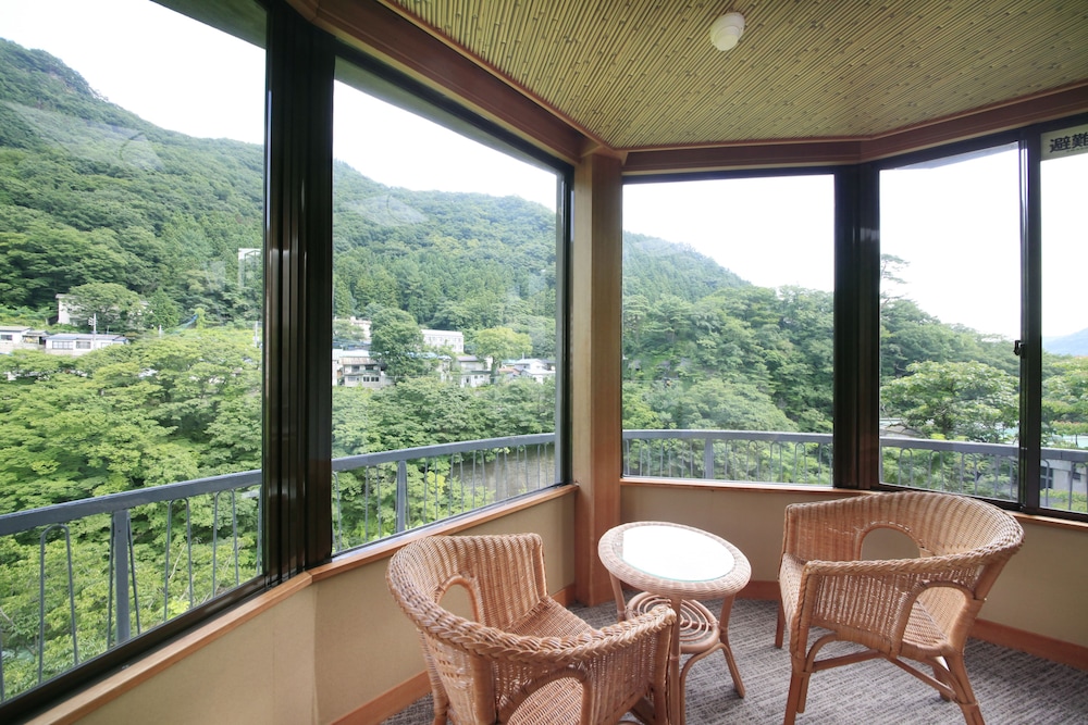 【利根川を望むお部屋】和室15畳(バス・トイレ付) 部屋からの景観0 | みなかみの自然を楽しむお宿 MICASA