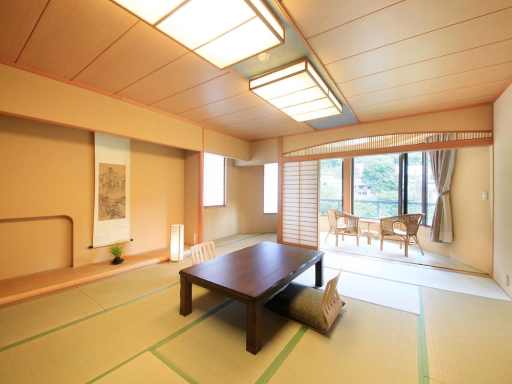 【利根川を望むお部屋】和室15畳(バス・トイレ付) 客室1 | みなかみの自然を楽しむお宿 MICASA