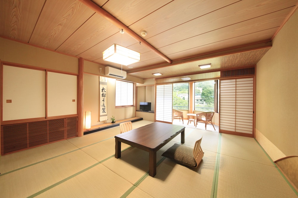 【利根川を望むお部屋】和室15畳(バス・トイレ付) | みなかみの自然を楽しむお宿 MICASA