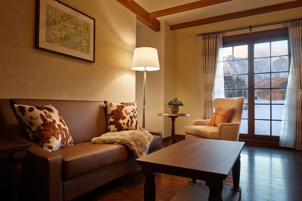 【ロッジ棟】デラックスクアドラプル(ベッド4台) リビング エリア0 | ロッテ アライ リゾート