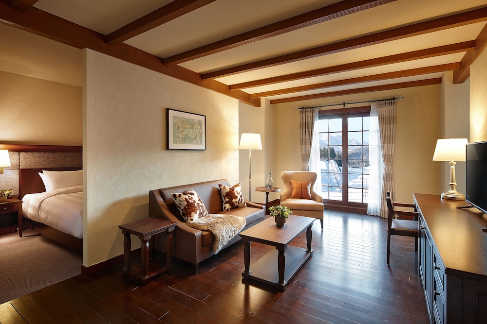 【ロッジ棟】デラックスクアドラプル(ベッド4台) リビング エリア1 | ロッテ アライ リゾート