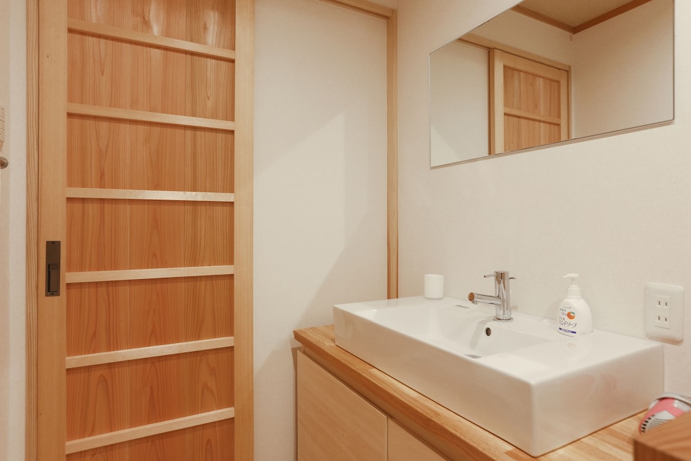 Shiki Homes | ZEN FUYACHO 善 麸屋町 バスルームのシンク1 | Shiki Homes 善 麩屋町