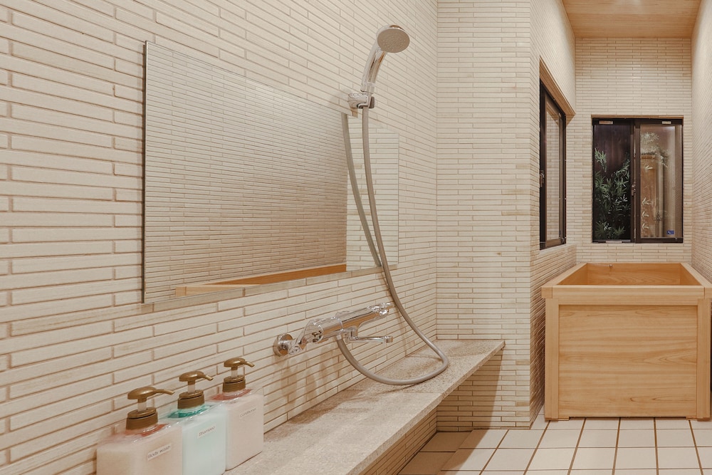 Shiki Homes | ZEN FUYACHO 善 麸屋町 バスルームのシャワー0 | Shiki Homes 善 麩屋町