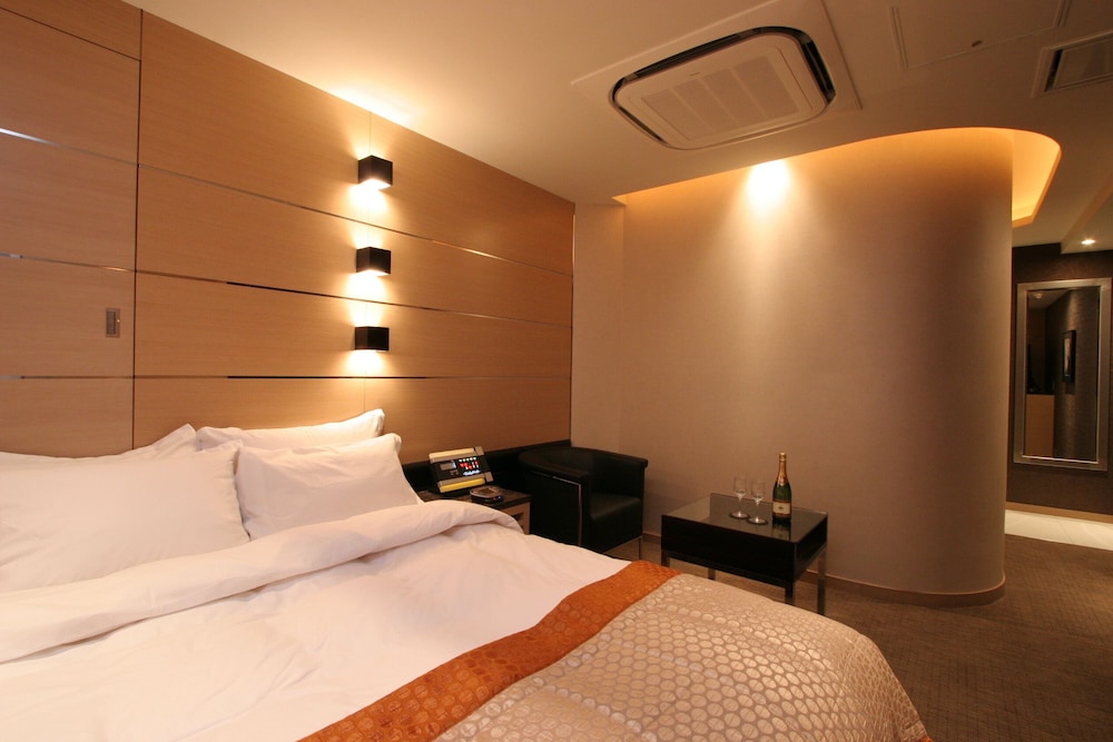 デラックスルームlong stay チェックイン14時/チェックアウト12時 喫煙 客室2 | ホテル ザ グランツ