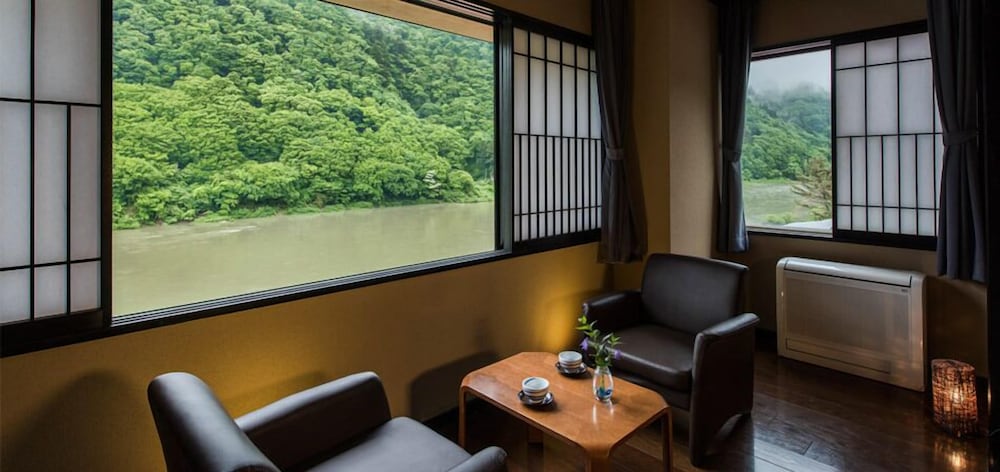 本館・和室ベッド　浴室付 客室2 | 高見屋最上川別邸 紅